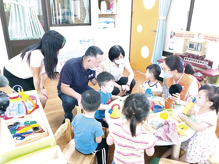 幼幼班開學,縣長楊鎮浯關心了解幼生上課情形。(本報資料照片)