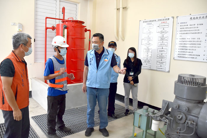颱風逼近,縣長楊鎮浯視察金沙鎮堤南抽水站整備情形。(陳冠霖攝)