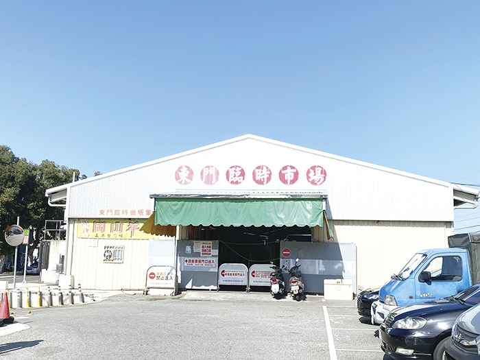 縣府在去年底拍板啟動東門中繼市場整建計畫,並確定由公所承租臨北堤路側王氏宗親土地,做為金城公有零售市場啟用前的「中繼市場」用地,至於北堤臨時市場,待全案完工後也將回歸原土地使用目的,供作公眾停車場使用。(翁維智攝)