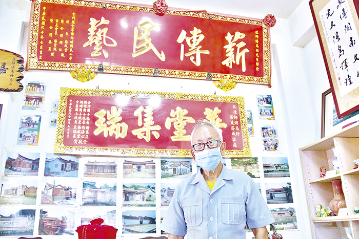 陳為仕家中掛滿學校、長官致贈的匾額,感激他數十年來不計代價的付出和教導,及對民俗文化的貢獻。 (實習記者陳卓希攝)