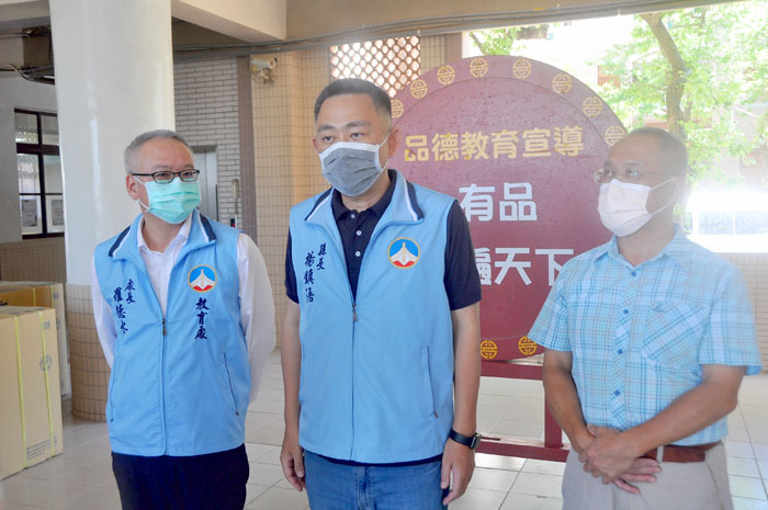 金城國中計畫110學年度申請開辦美術班，術科考試昨日上午在金城國中舉行，十八名報名學生均出席參加，縣長楊鎮浯也前往考場視察，為考生加油打氣。（李增汪攝）