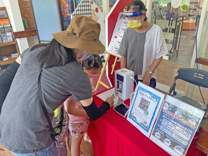 配合中央宣布7月27日起防疫警戒降至2級，金門縣文化局轄下之朱子祠、牧馬侯祠、燕南書院、奎閣、圖書館、睿友文學館、演藝廳、展覽場館、電影院及各鄉鎮公所轄下之圖書館，自110年7月27日起開放使用。(李增汪攝)