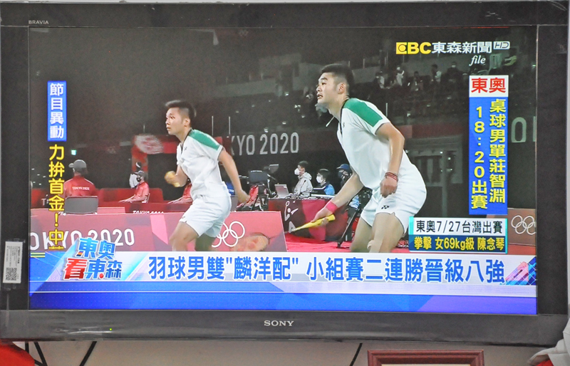 台灣男子雙打選手王齊麟與李洋（金門籍羽球好手）在今天東京奧運羽球男子雙打小組賽，扳倒世界第一的印尼男雙組合吉地安與蘇卡穆約，除獲生涯對戰首勝，也晉級8強。（翻攝自東森新聞電視台）