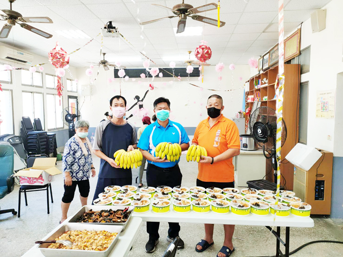 后盤山西山社區第一次試辦供餐服務,鄉長親自贈送水果慰問,這也讓金寧鄉成為第一個完成所有自然村都有供餐服務的鄉鎮。(高凡淳攝)