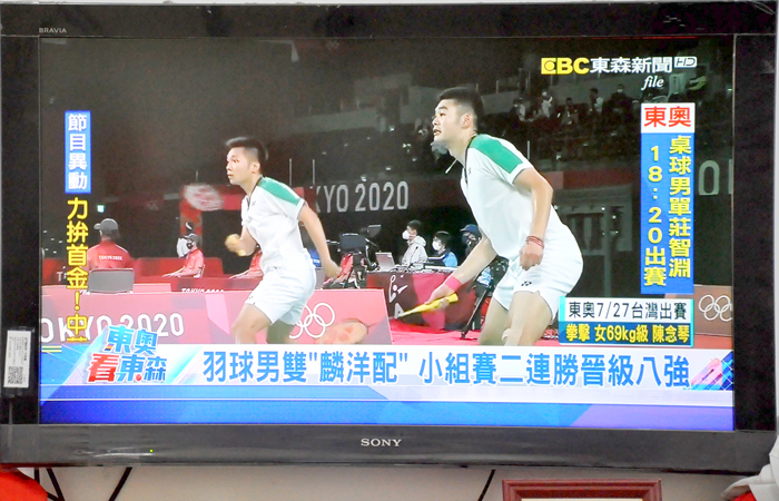台灣男子雙打選手王齊麟與李洋昨在東京奧運羽球男子雙打小組賽,扳倒世界第一的印尼男雙組合晉級八強。(翻攝自東森新聞電視台)