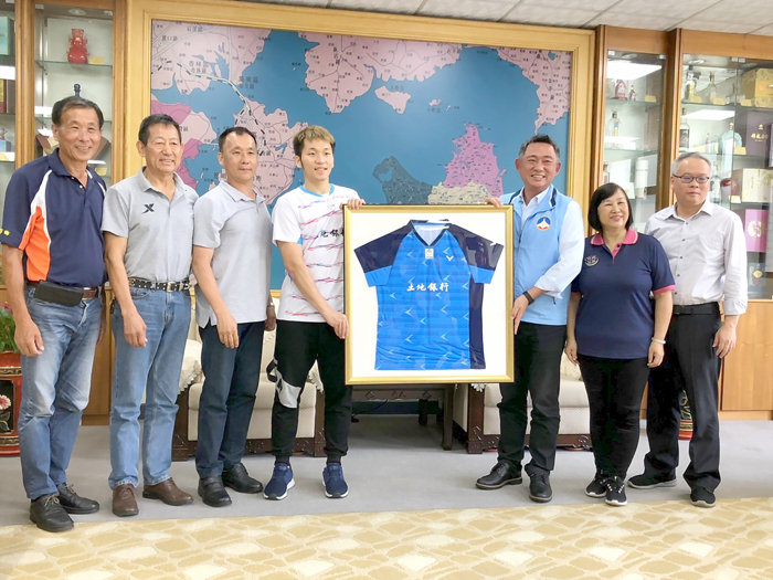 金門籍羽球好手李洋(左四)於前年拜會縣長楊鎮浯(右三)時,李洋致贈一件他的國際賽服給縣長楊鎮浯作為禮物。(本報資料照片)