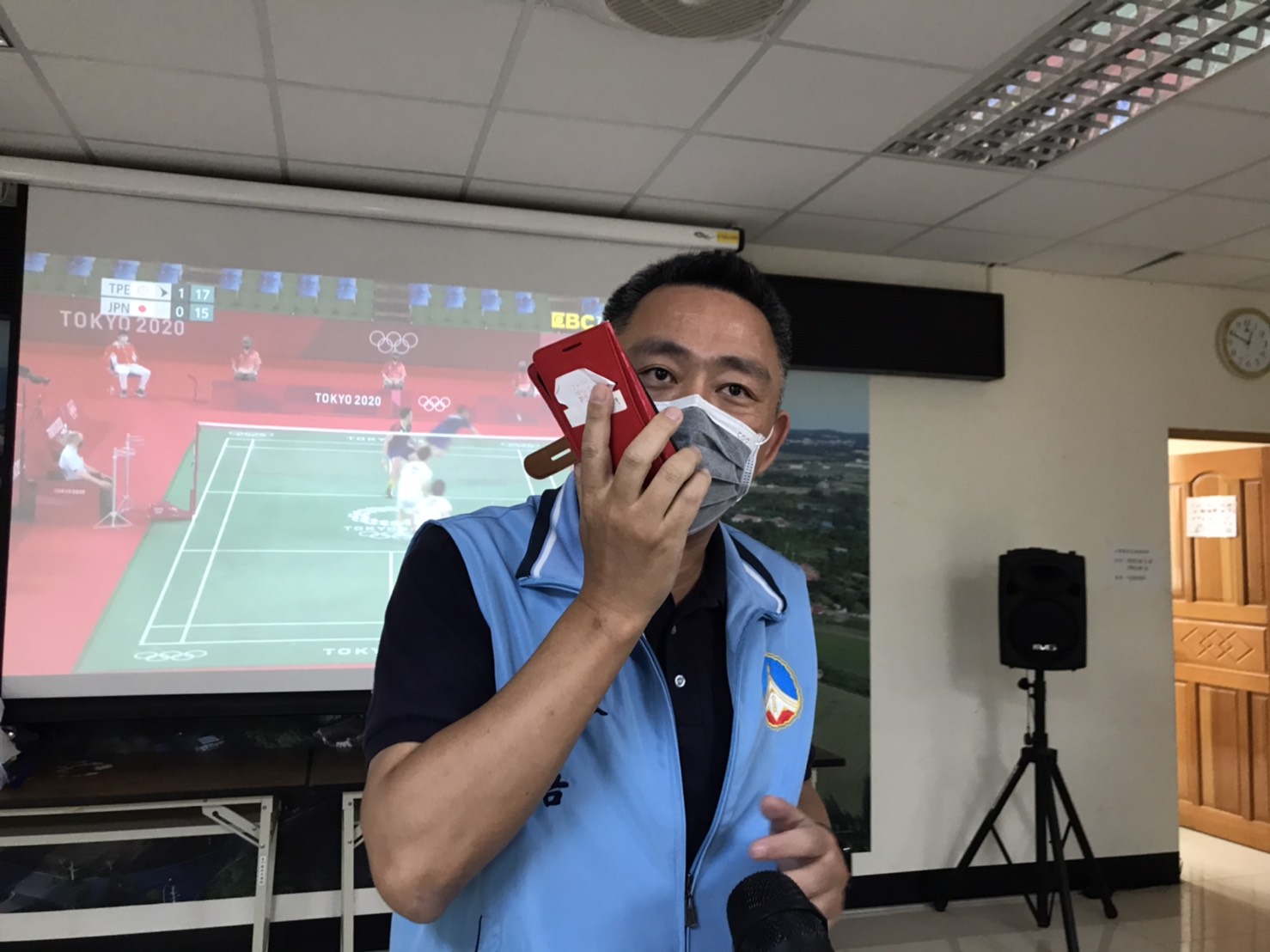 楊鎮浯縣長第一時間撥給李洋父親李峻淯祝賀,期待李洋繼續加油,再創佳績。(高凡淳攝)