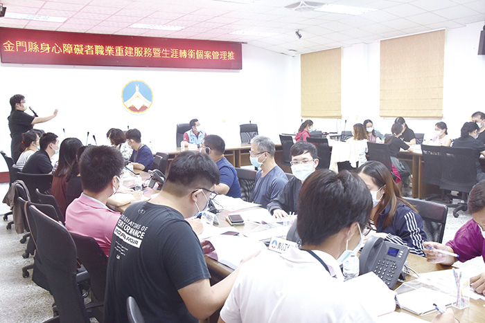縣府社會處與民間身障者支持庇護團體會議,就身障者之轉銜服務、資源連結、個案處理原則及業務宣導進行討論與交流。(詹宗翰攝)