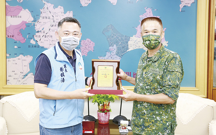 賀政將軍與金門緣分深厚,多次且長時間的在金門服務,縣府為感謝其對地方上的貢獻,特頒予他榮譽縣民證。(縣府提供)