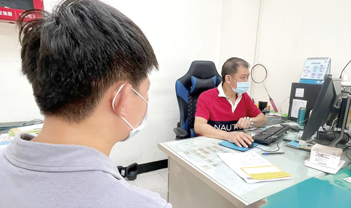 配合縣府COVID-19公費疫苗接種計劃,金沙衛生所已開始為金門籍30-39歲鄉親接種AZ疫苗。首日計有44人次經醫師問診評估後完成疫苗施打,過程順利。(陳麗妤攝)