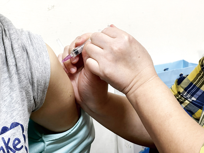 配合縣府COVID-19公費疫苗接種計劃，金沙衛生所已開始為金門籍30-39歲鄉親接種AZ疫苗。首日計有44人次經醫師問診評估後完成疫苗施打，過程順利。（陳麗妤攝）
