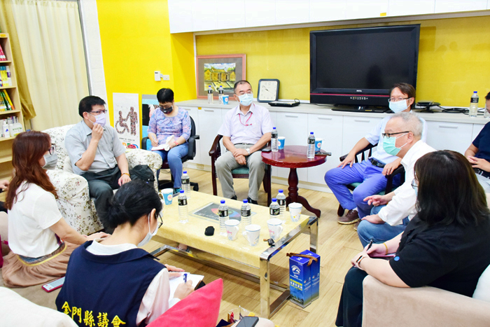 金門縣議員王秀玉爭取在金門大學開設「教育學程」，邀縣府教育處長羅德水、金門大學校長陳建民等人，共同商討面臨的問題及解決方案。（議會提供）