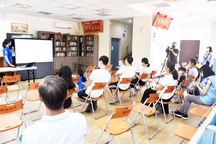 東沙社區公共托育家園辦理招生說明會，民眾聞訊前往實地了解詳情，並查看館內設施。（詹宗翰攝）