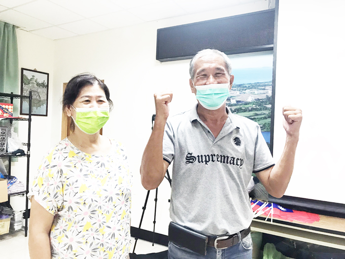 李洋伯父,同時也是古寧村長李開陣與妻子,相當開心姪子又再次拿下勝利。(高凡淳攝)