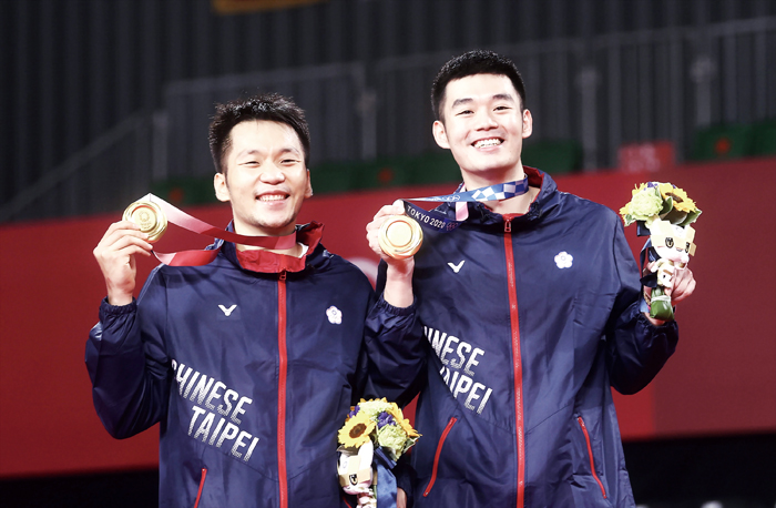 李洋（左）與王齊麟（右）以直落二擊敗中國隊，拿下金牌。（中央社）