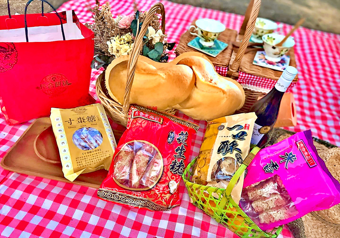 長合餅舖所有產品都採純手工製作，不加任何防腐劑，僅靠包裝來延長食品的保存期限。（長合餅舖提供）