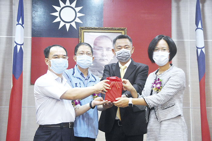 新任烈嶼鄉卓環國民小學校長楊杰頤(右1)。(李增汪攝)