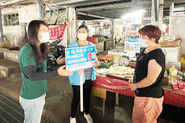 因應防疫降級,金沙鎮公所製作宣導牌,定點及機動巡邏宣導,提醒鄉親市場購物仍要落實防疫規範,全程佩戴口罩、保持社交距離,禁止邊走邊吃並鼓勵外帶。(陳麗妤攝)
