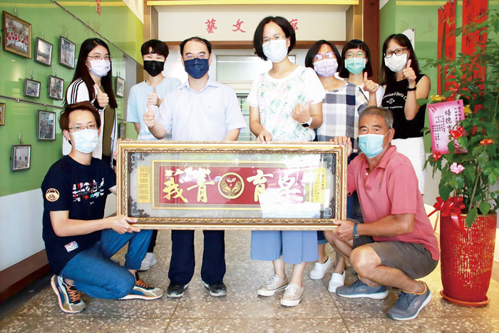 楊杰頤(左五)於八月一日接任卓環國小校長,學校教職員贈紀念賀匾。(卓環國小提供)