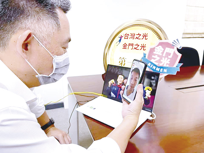 金門縣長楊鎮浯昨天中午與人在東京的奧運金牌選手李洋視訊通話，親自跟李洋道喜。（摘自縣長臉書）