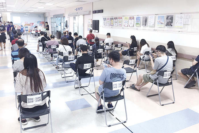 學子於金門醫院依序等待施打疫苗。（教育處提供）