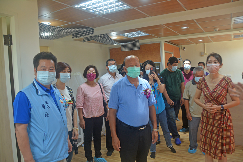 后頭社區公共托育家園啟用,與會貴賓參觀托嬰中心環境。(許加泰攝)
