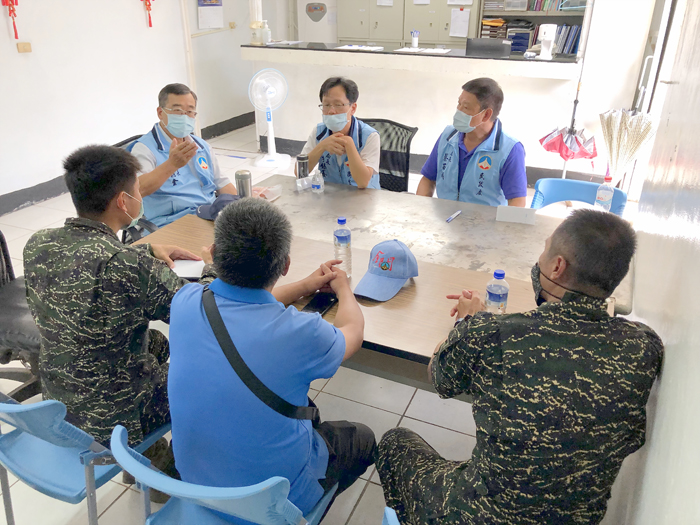 關心「離島中的離島」烏坵鄉民疫苗施打情形，秘書長陳朝金承楊鎮浯縣長之命，3日清晨冒著顛簸的風浪前往烏坵，為後續疫苗接種進行相關醫療設施整備。（縣府提供）