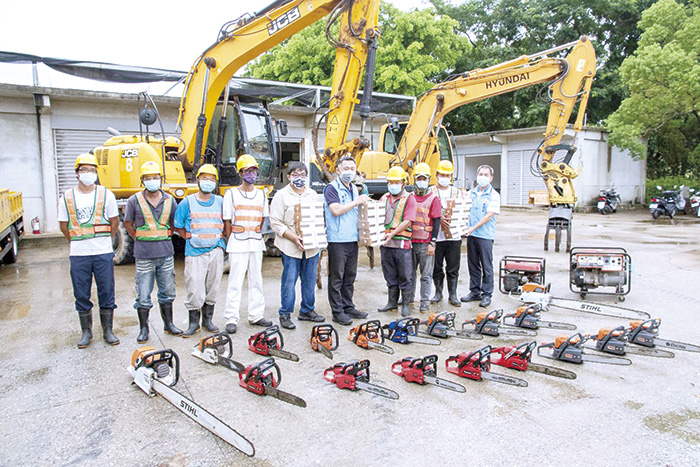 縣長楊鎮浯到東半島的林務所及養工所視察防颱整備及慰問第一線同仁辛勞。（縣府提供）