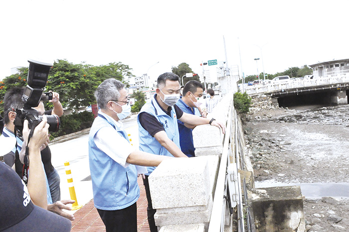 金門縣長楊鎮浯昨到浯江抽水站視察抽水機組運作及浯江排水口排放情形。（楊水詠攝）