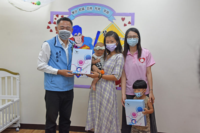 東沙公共托育家園貼心的送給入托的幼兒一個小包,作為入園的見面禮。(詹宗翰攝)