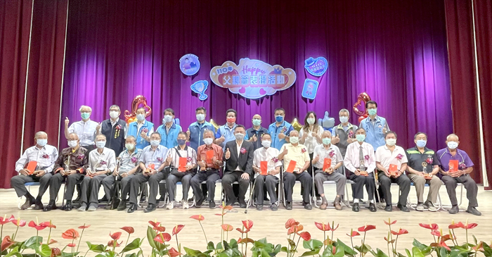 金門縣政府昨舉辦今年度模範父親及新好爸爸表揚大會,縣長楊鎮浯偕與會貴賓頒獎表揚28位得獎者,感佩每一位父親以自己的方式傳遞對家庭和子女的愛,並呼籲兒女要及時表達感恩之心,也藉此祝福所有爸爸們,佳節快樂!(陳麗妤攝)