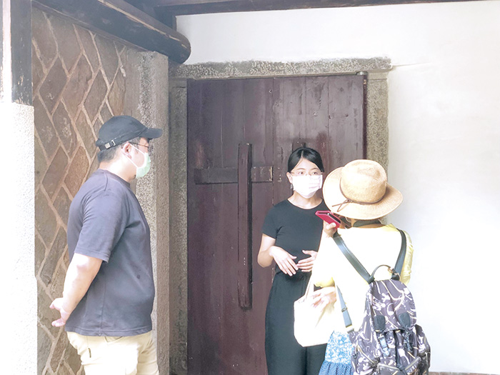 郭柏俞（左）和佘文瑛（中）進駐，金門縣文化局預定月底展出藝術家作品，連同古厝文物長期展示。（金門縣文化局提供）