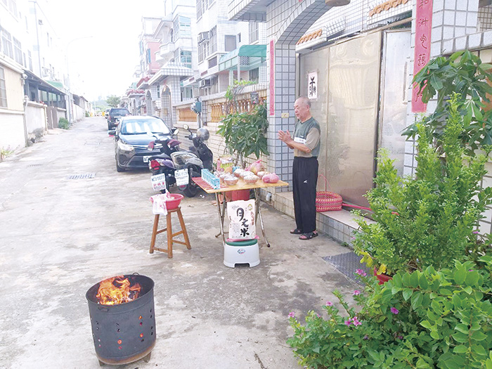 農曆七月初一,地區各家戶依傳統習俗祭拜「老大公」,祈求平安。(許加泰攝)