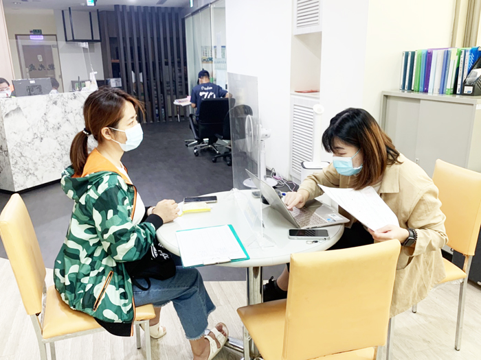 無稅籍民宿電費紓困減免開始受理申請，觀光處在原紓困辦公室加設立單一窗口，指派專人1對1服務。
（縣府觀光處提供）