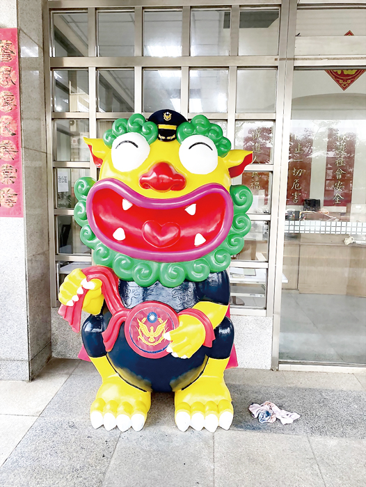 王明宗致贈金湖分局大型風獅爺1尊，並舉辦命名活動。（金湖分局提供）