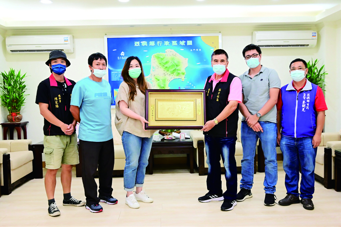 烈嶼鄉長洪若珊（左三）贈賀匾向西方社區發展協會新任理事長方建軍道賀。（許加泰攝）