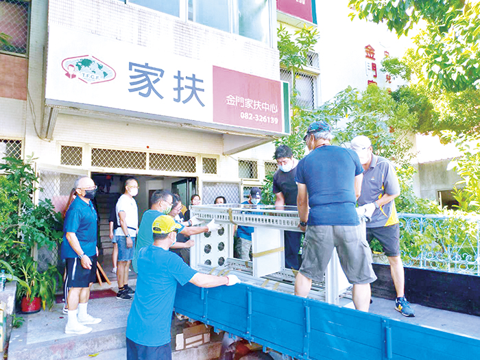 金門縣風火輪單車協會8月14日號召會友，與金門家扶中心展愛隊志工一起協助金門家扶中心搬運大型設備和家具到新址，令家扶人倍感溫馨，並期待扶幼新館9月運作。（金門家扶中心提供）
