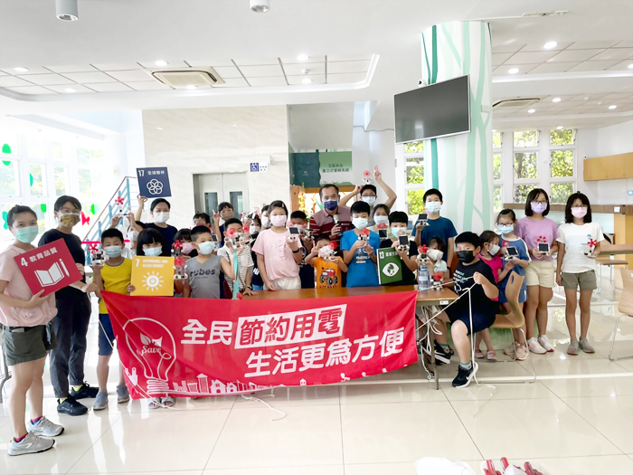 縣府在環保公園低碳教育館及烈嶼鄉公所辦理一連舉辦8場次節能體驗課程,好玩又有趣的DIY課程,深受學童喜愛。(縣府提供)