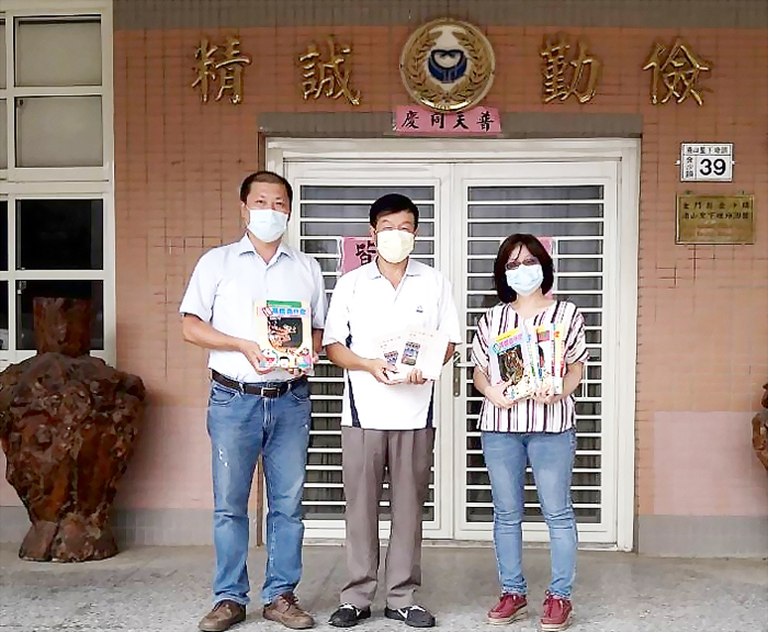 何浦國小校友何志強日昨在家長會會長何國祥陪同下返校捐贈村史；校友何志棟則郵寄科普叢書嘉惠母校學子。校長陳佩玉代表接受並感謝校友的熱心。（何浦國小提供）