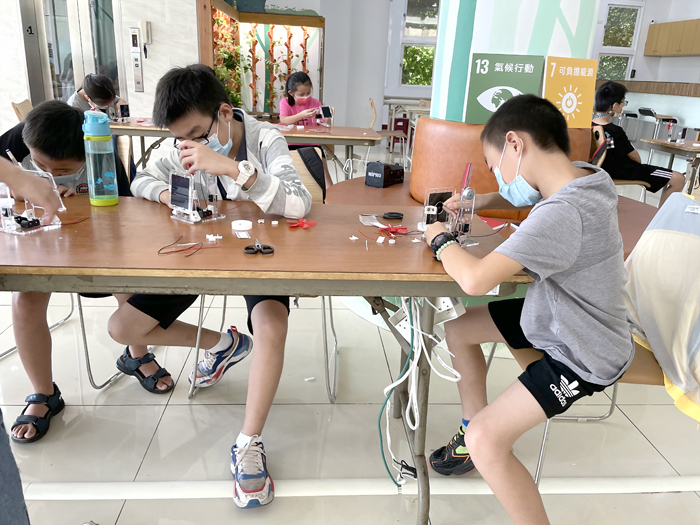 縣府在環保公園低碳教育館及烈嶼鄉公所辦理一連舉辦8場次節能體驗課程,好玩又有趣的DIY課程,深受學童喜愛。(縣府提供)
