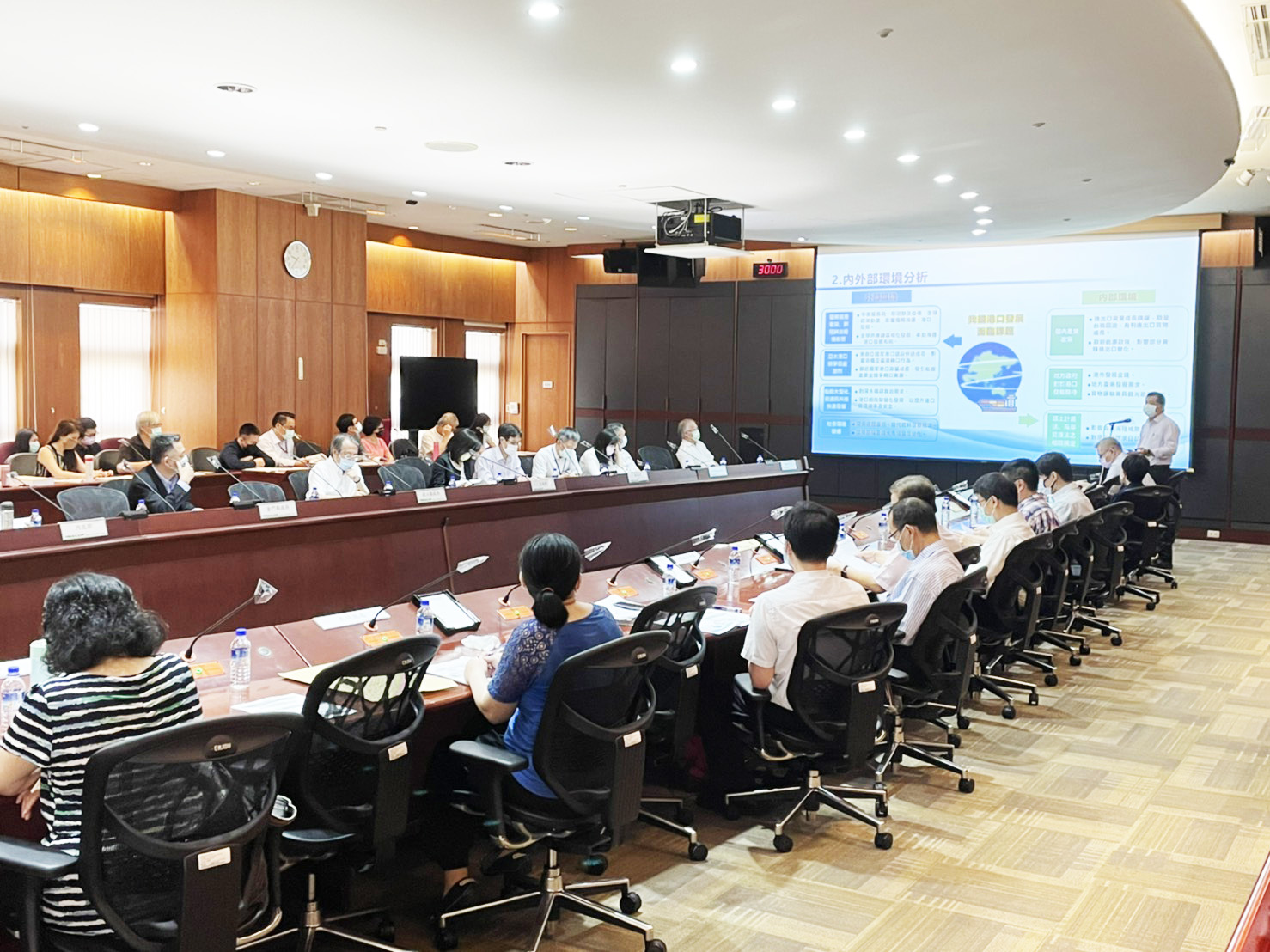 金門縣長楊鎮浯率員赴行政院國家發展委員會爭取111-115年金門港埠建設計畫經費47億,於明年起持續推動金門港各項建設工作。(縣府提供)