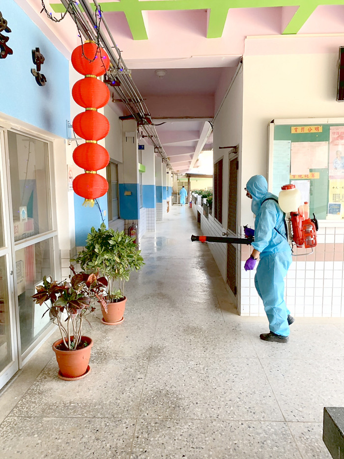金門縣所屬各級學校開學在即，展開校內環境消毒及校園防疫工作。（縣府提供）
