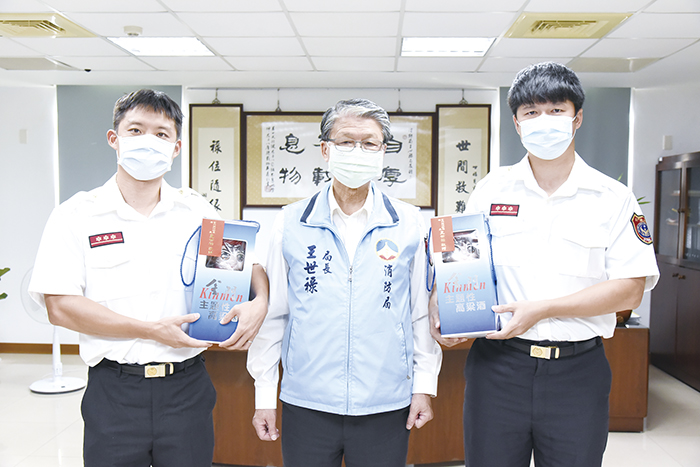 金門縣消防局隊員許俊偉、翁明祺雙雙錄取中央警察大學，王世祿局長盼能留住好人才，為金門鄉親提供更多保障。（金門縣消防局提供）