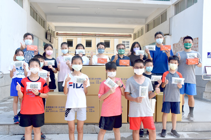 衛廉口罩廠負責人陳澤林（左圖右）捐贈金城鎮金城幼兒園及中正國小師生共2萬3300片的口罩，希望大家都能健康共度疫情。（詹宗翰攝）
