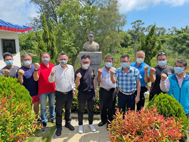國民黨主席江啟臣22日前往溪邊海龍忠烈祠祭拜海龍王劉雨成。(陳冠霖攝)
