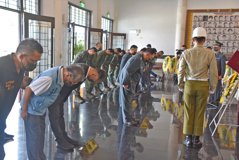 823砲戰紀念日，金防部舉辦追思公祭活動，陸軍司令徐衍璞上將擔任主祭官，金門縣長楊鎮浯及金防部指揮官陳忠文、縣議會副議長周子傑陪祭。（陳冠霖攝）