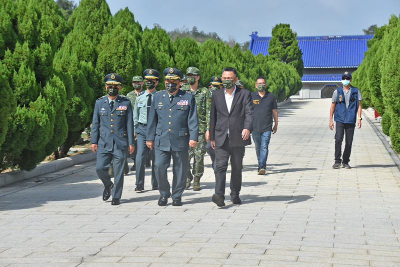 823砲戰紀念日，金防部舉辦追思公祭活動，陸軍司令徐衍璞上將擔任主祭官，金門縣長楊鎮浯及金防部指揮官陳忠文、縣議會副議長周子傑陪祭。（陳冠霖攝）