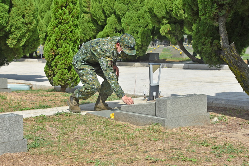 金防部官兵向陣亡國軍將士致意。(陳冠霖攝)