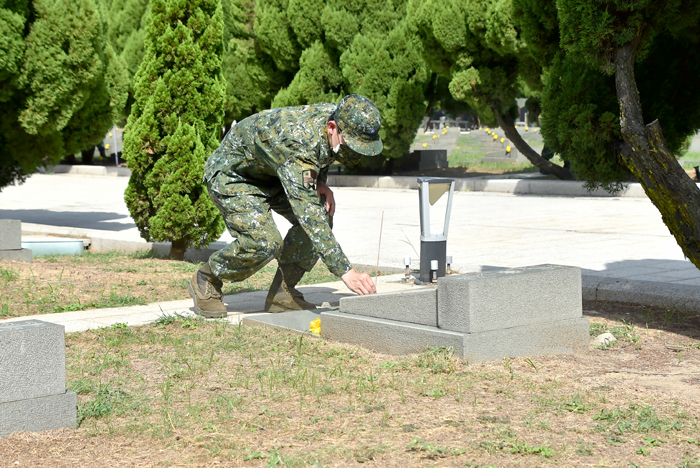 金防部官兵向陣亡國軍將士致意。（陳冠霖攝）