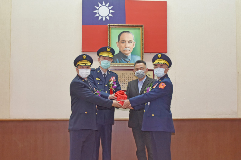 在縣長楊鎮浯(後排右)主持、警政署警政委員徐緒忻(後排左)監交下,新任局長廖高江(前排右)與警局主任秘書李智源(前排左)完成印信交接。(莊煥寧攝)